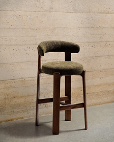 Полубарный стул Granite из зеленого шенилла и ясеня с отделкой орех 65 см