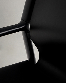 Кресло Jan из переработанной кожи черного цвета и ясеня в черном цвете