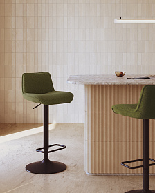 Барный стул Zenda из синели темно-зеленого цвета и черной матовой стали, высота 81–102 см.