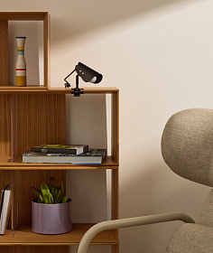 Маленькая настольная лампа Jula с зажимом из черного металла