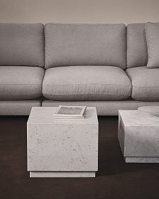 Приставной столик Sorein из белого мрамора 40 x 40 см