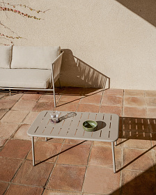 Уличный стол Zivia из оцинкованной стали бежевого цвета, 90 x 50 см