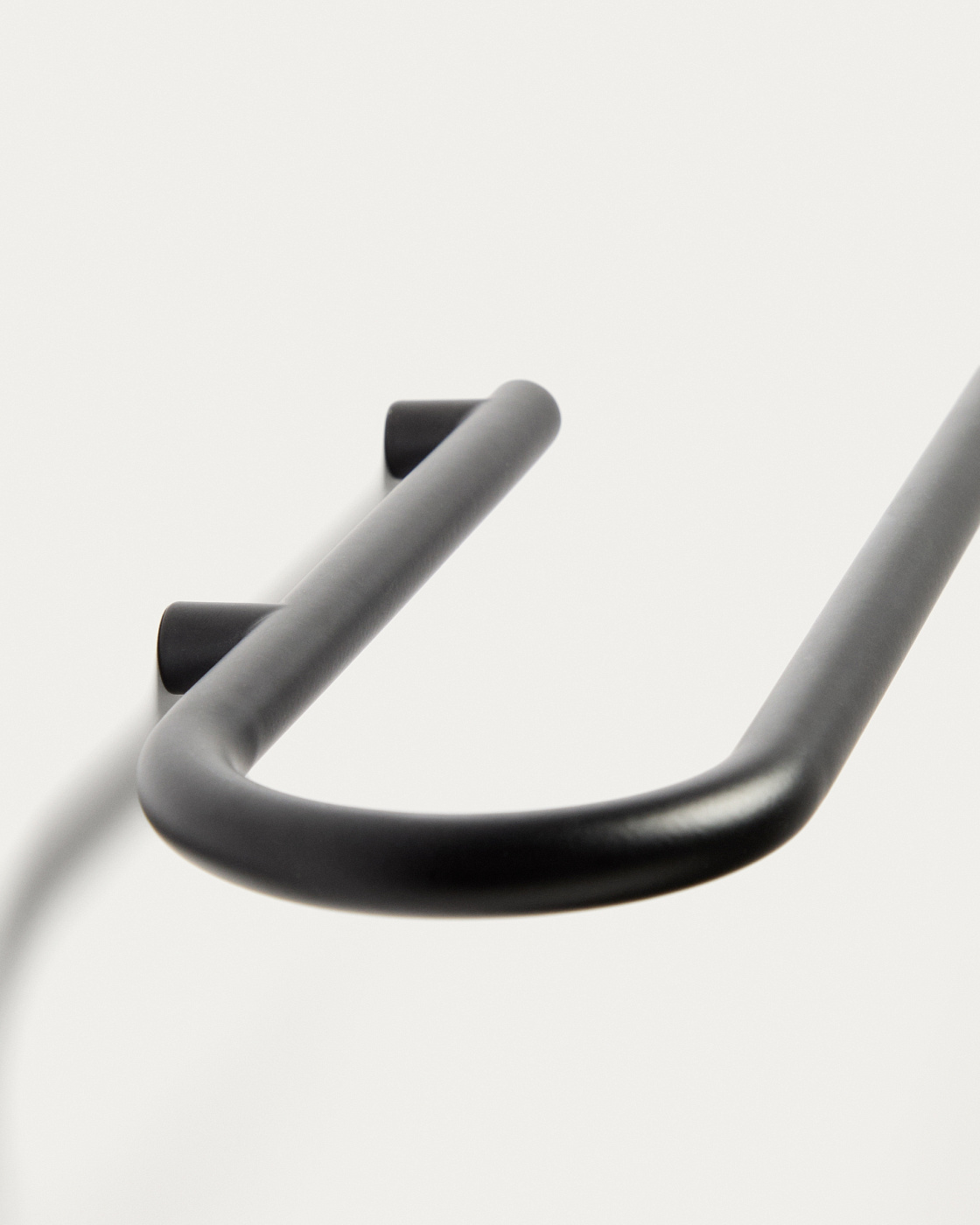 Полотенцесушитель Arely из черного металла