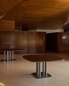 Стол Melvar из орехового шпона с основанием из матовой нержавеющей стали, 121 x 121 