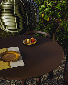 Уличный стол Erice из алюминия и закаленного стекла коричневого цвета, 120 см