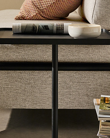 2-местный диван Compo серо-бежевого цвета с большим журнальным столиком и чёрным каркасом