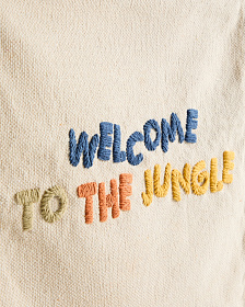 Настенный гобелен из хлопка Tandani бежевого цвета с разноцветными буквами и бахромой, 40 x 50 см