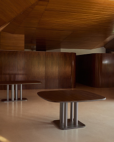 Стол Melvar из 100% орехового шпона с основанием из стали 150 x 150 