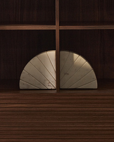 Подставка для книг Serela из белого мрамора