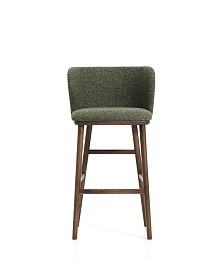 Барный стул Ciselia из темно-зеленого шенилла с ножками из ясеня в отделке орех