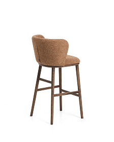 Барный стул Ciselia из терракотового шенилла с ножками из ясеня в отделке орех