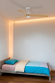 Потолочный вентилятор Lantau из матового никеля/сосны с двигателем постоянного тока LED