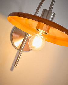 Настенный светильник Nuvira из светло-серого металла с оранжевым абажуром