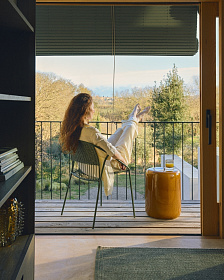 Уличный приставной столик Mesquida из керамики с горчичной глазурью 35 см