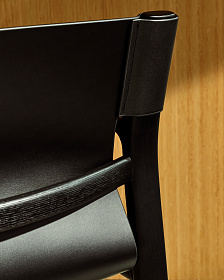 Стул Jan из переработанной кожи черного цвета и ясеня в черном цвете