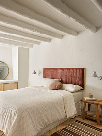 Изголовье кровати Natesa из массива тика и кожи 163 x 60 см