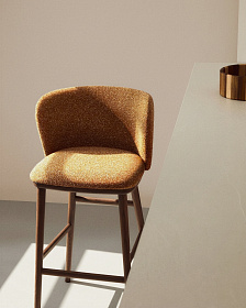 Барный стул Ciselia из терракотового шенилла с ножками из ясеня в отделке орех