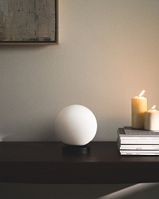 Настенный светильник Brisia из черного металла со стеклянным шаром Ø15 см