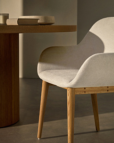 Стул Konna бежевого цвета с ножками из массива ясеня