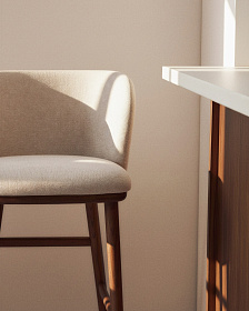 Барный стул Ciselia из бежевого шенилла с ножками из ясеня в отделке орех