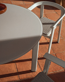 Уличный стол Erice из алюминия и закаленного стекла цвета экрю, 120 см