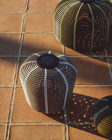 Уличный светильник Garoina солнечных батареях из искусственного ротанга цвета таупе, 35 см