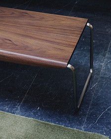 Скамья Tarsel из 100% орехового шпона с конструкцией из матовой стали