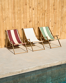 Cкладное кресло Vilara для улицы из акации и текстиля белого цвета