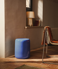 Уличный приставной столик Mesquida из керамики с синей глазурью, диаметр 35 см