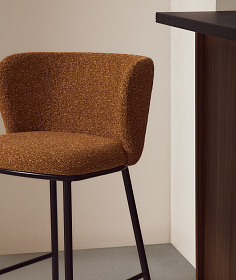 Полубарный стул Ciselia из терракотового шенилла с ножками из черной стали