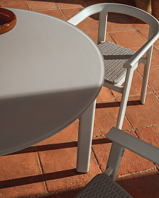 Уличный стол Erice из алюминия и закаленного стекла цвета экрю, 120 см