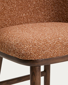 Барный стул Ciselia из терракотового шенилла с ножками из ясеня в отделке орех
