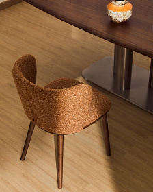 Стул Ciselia из терракотового шенилла с ножками из ясеня в отделке орех