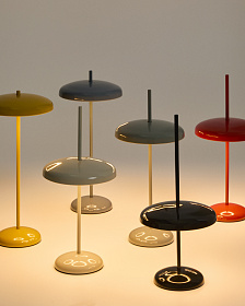 Переносная настольная лампа Porte из желтого алюминия