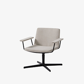 Кресло поворотное Xail с низкой спинкой и мягкими подлокотниками