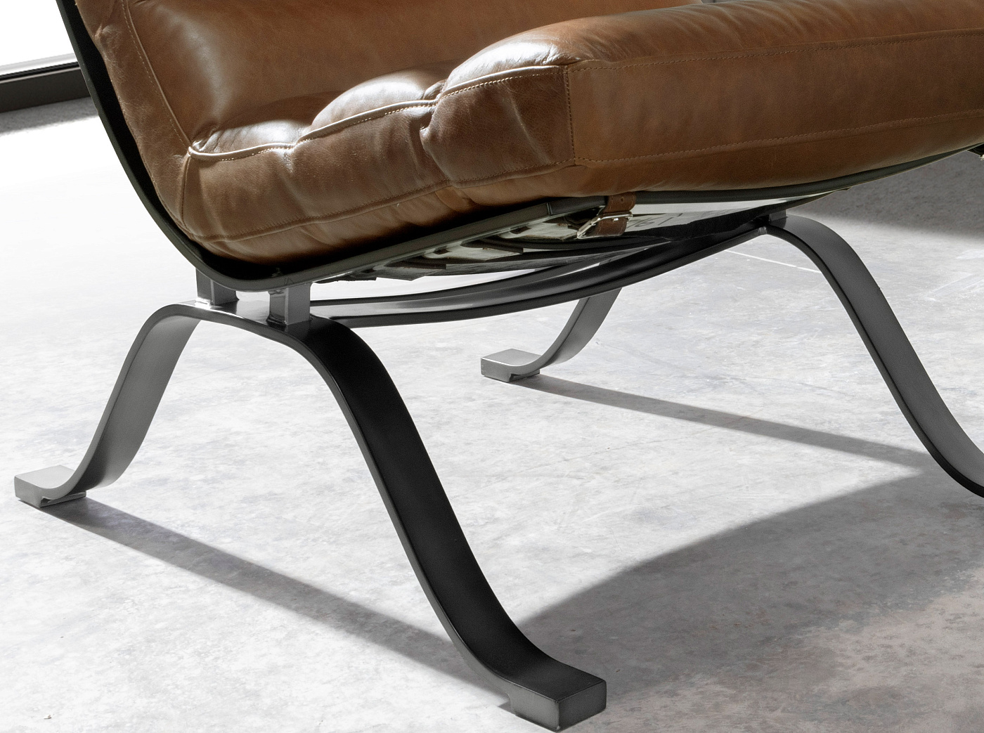 Кресло из темно-коричневой кожи модель 5161