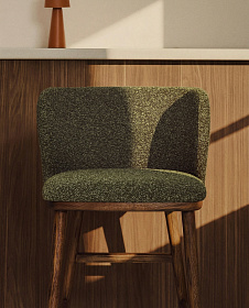 Барный стул Ciselia из темно-зеленого шенилла с ножками из ясеня в отделке орех