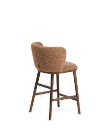 Полубарный стул Ciselia из терракотового шенилла с ножками из ясеня в отделке орех