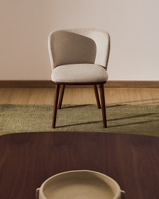 Стул Ciselia из бежевого шенилла с ножками из ясеня в отделке орех