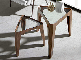 Угловой стол 2107/AC2102CT-045 треугольный из закаленного стекла и орехового дерева