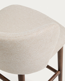 Барный стул Ciselia из бежевого шенилла с ножками из ясеня в отделке орех