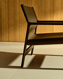 Кресло Jan из переработанной кожи темно-коричневого цвета и ясеня в ореховом цвете