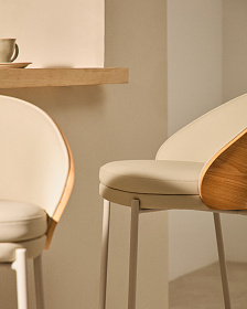 Стул полубарный Eamy из бежевой экокожи, ясеневого шпона с натуральной отделкой и бежевого металла