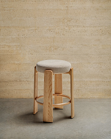 Granite Полубарный табурет из бежевого шенилла и массива ясеня в натуральной отделке 65 см
