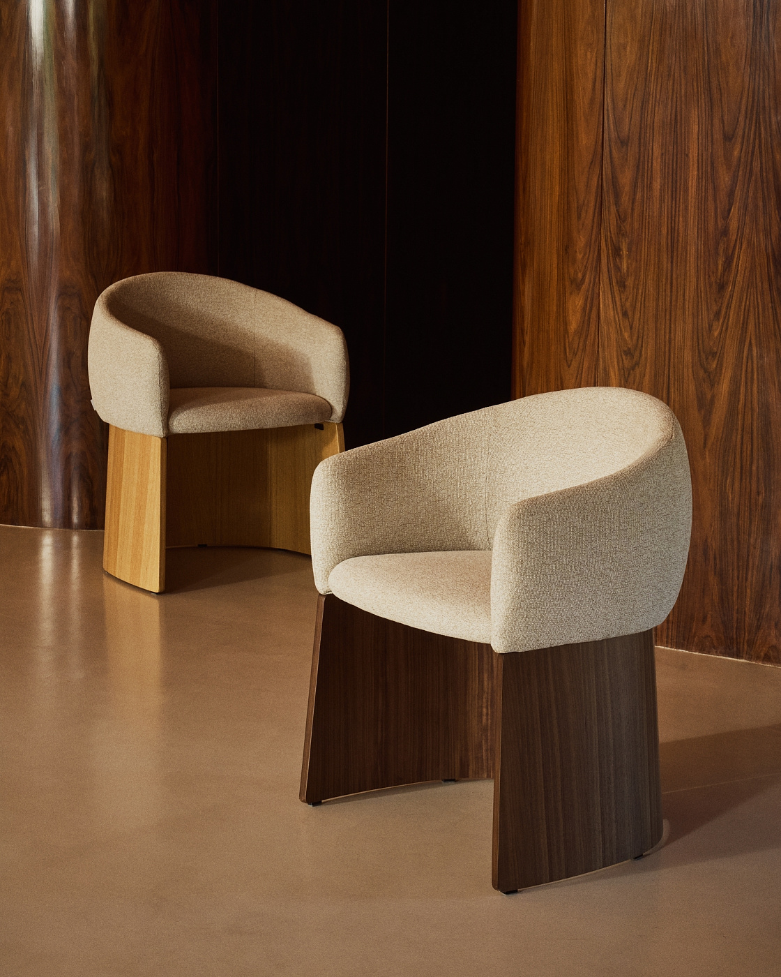 Стул Bosca из бежевого шенилла и орехового шпона