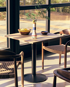 Esilda Стол из меламина с натуральной отделкой и черной металлической ножкой 70 x 70 x 70 см