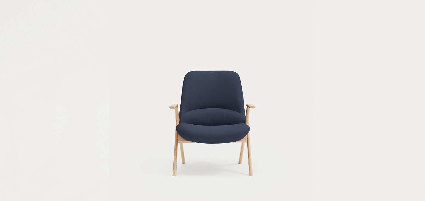 Кресло низкое Dins синее с каркасом из натурального бука