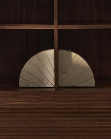 Подставка для книг Serela из белого мрамора