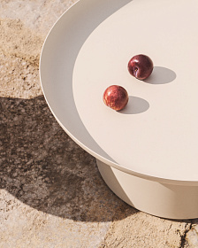 Уличный столик Arcola из алюминия цвета экрю, диаметр 70 см