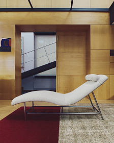 Кушетка Osla из бежевого шенилла с ножками из стали